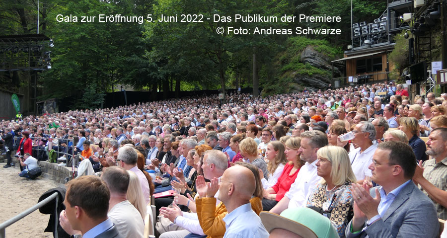 Publikum der Galapremiere am 5. Juni 2022